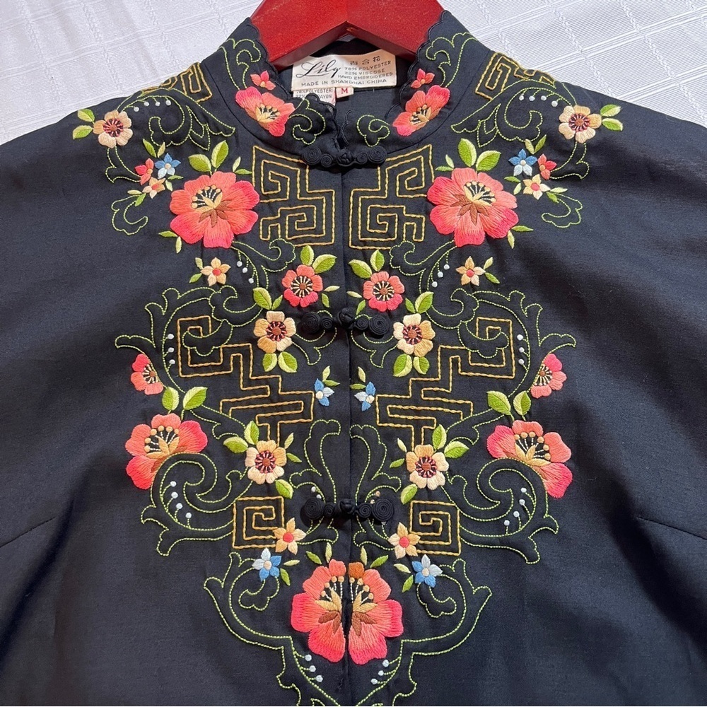 Vintage Lily Kimono Style Black Blouse w/ Hand Embroider Flowers w/ Knot Buttons - Picture 6 of 14